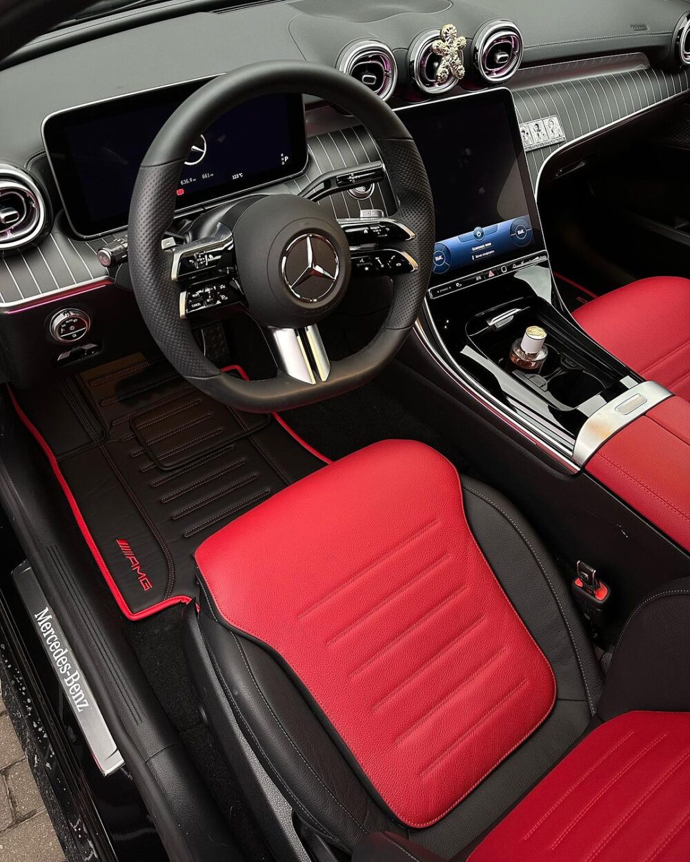 Alternative view of Noir Satin